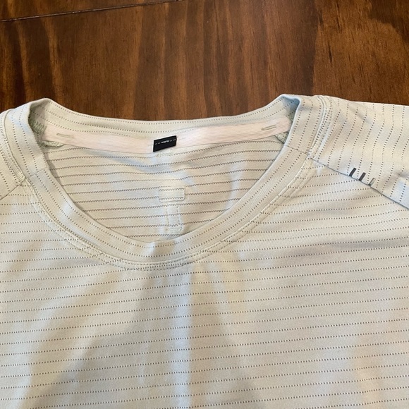 Men’s Lululemon Lime Green Short Sleeve Shirt - Picture 4 of 4